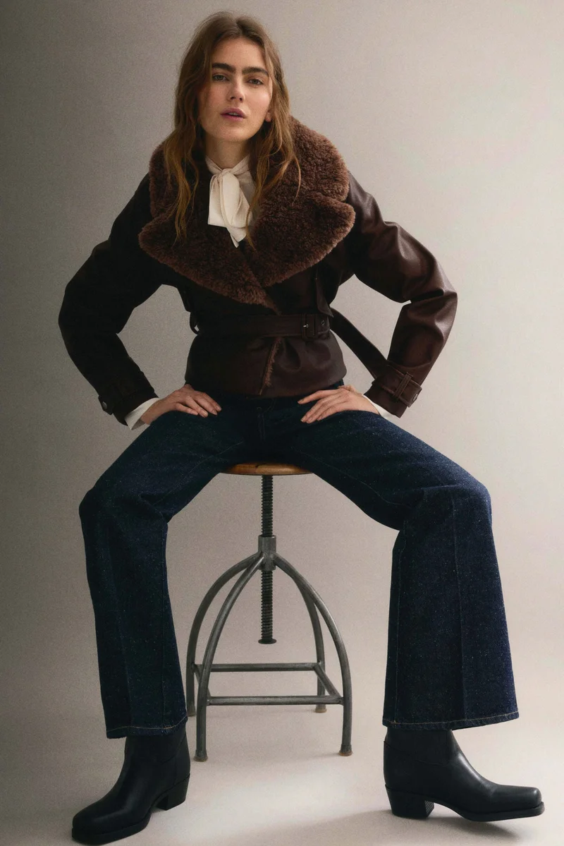 اتش اند ام جاكيت بايكر بياقة من نسيج تيدي